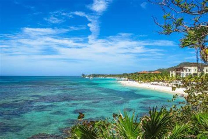 What is the best time of year to visit Roatan?